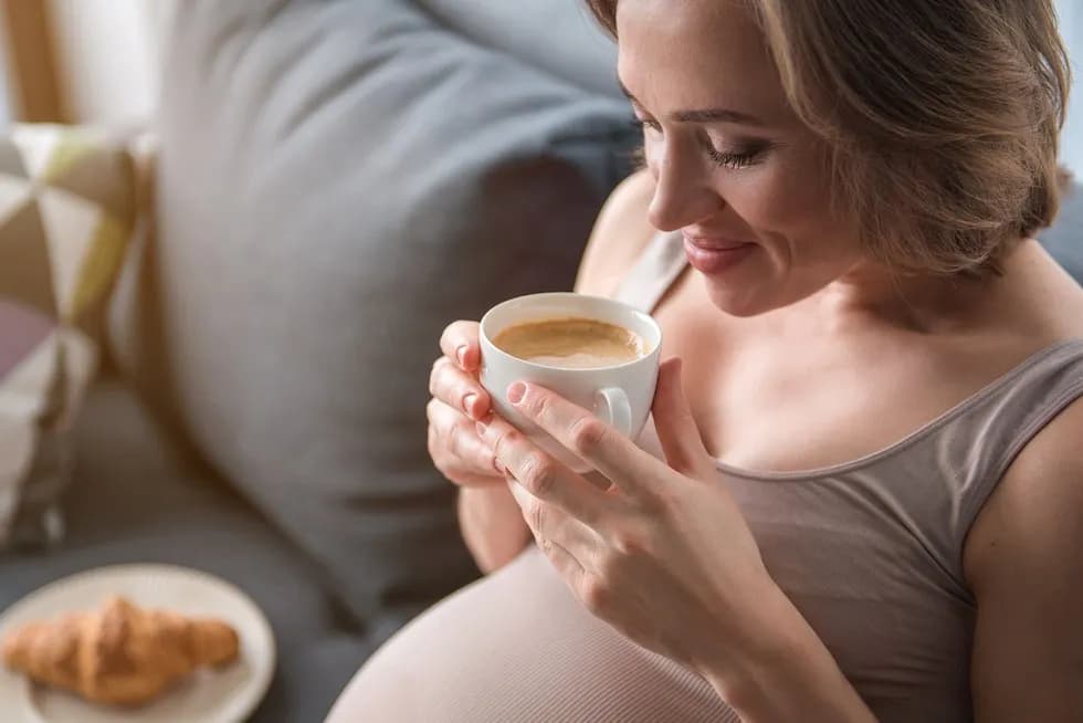 Ile kawy w ciąży? Bezpieczna dawka i wpływ na dziecko Ile kawy w ciąży? Bezpieczna dawka i wpływ na dziecko