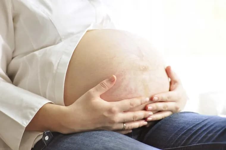 Rozstępy w ciąży: kiedy się pojawiają i jak im zapobiegać? Rozstępy w ciąży: kiedy się pojawiają i jak im zapobiegać?