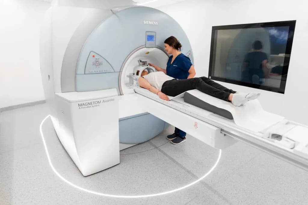 Jak wygląda badanie rezonans głowy: przebieg i przygotowanie Jak wygląda badanie rezonans głowy: przebieg i przygotowanie