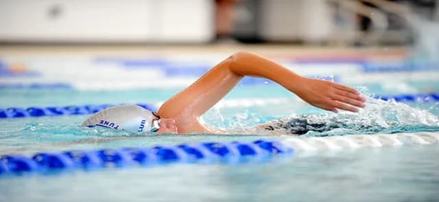 Basen w ciąży do kiedy? Bezpieczne pływanie przez 9 miesięcy Basen w ciąży do kiedy? Bezpieczne pływanie przez 9 miesięcy
