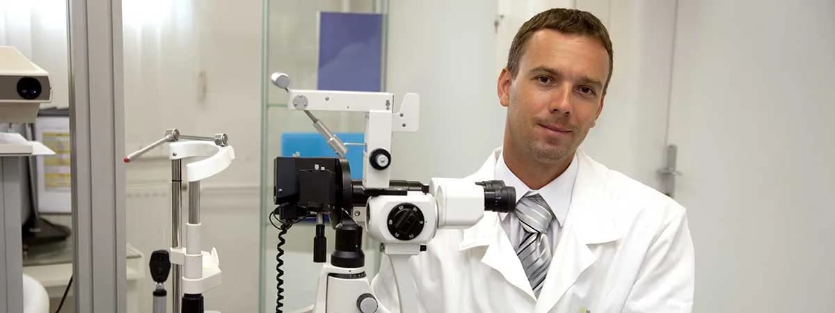 Kto bada wzrok? Poznaj 3 specjalistów i ich kompetencje Kto bada wzrok? Poznaj 3 specjalistów i ich kompetencje